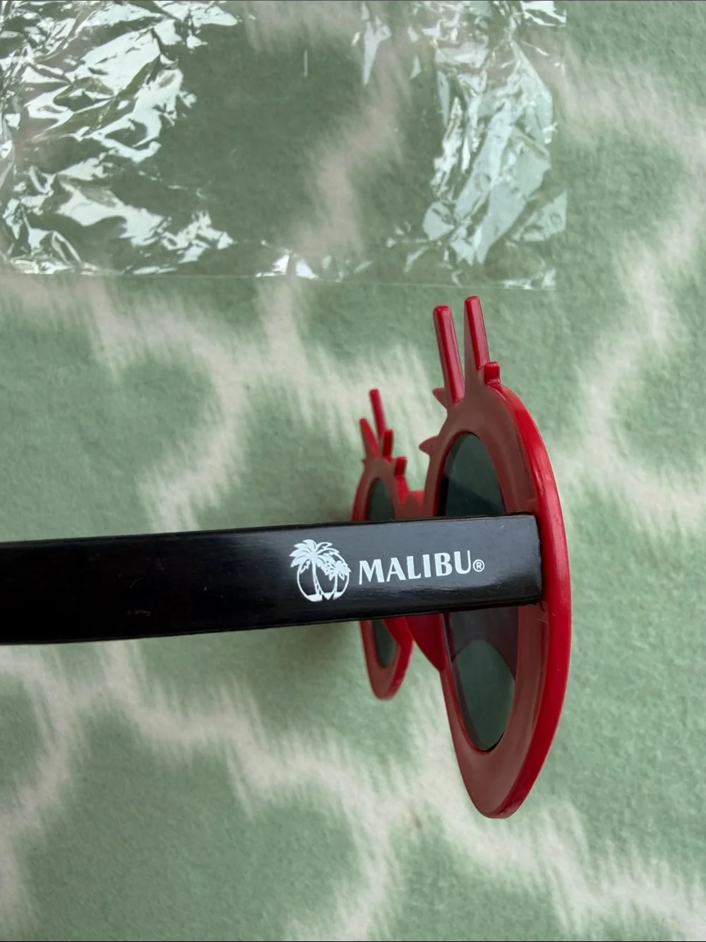 Novelty Strawberry Sunglasses - Red with Green Leaves - Picture 3 of 7